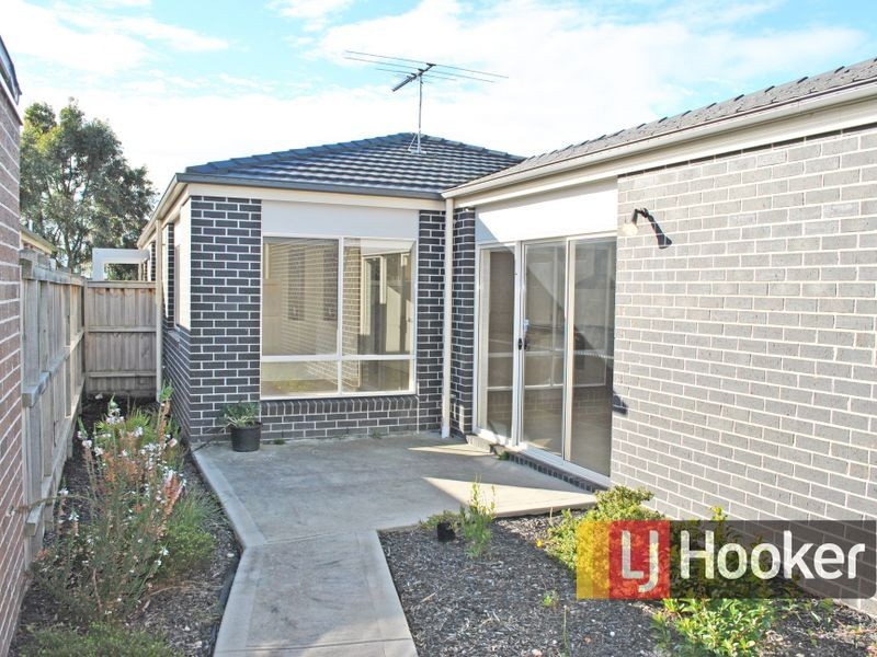 25 Sierra Walk, Cranbourne North VIC 3977