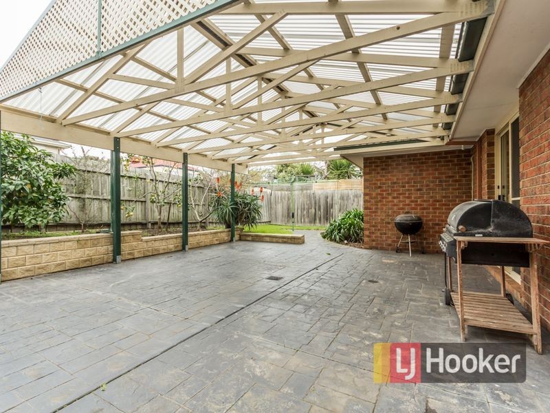 9 Henry Lawson Drive, Lynbrook VIC 3975