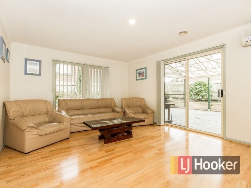 9 Henry Lawson Drive, Lynbrook VIC 3975