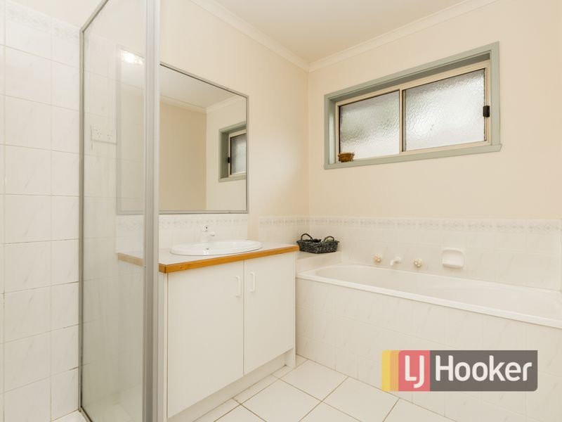 9 Henry Lawson Drive, Lynbrook VIC 3975