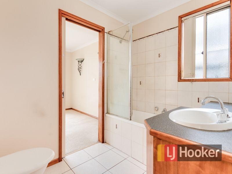 77 Laura Drive, Hampton Park VIC 3976