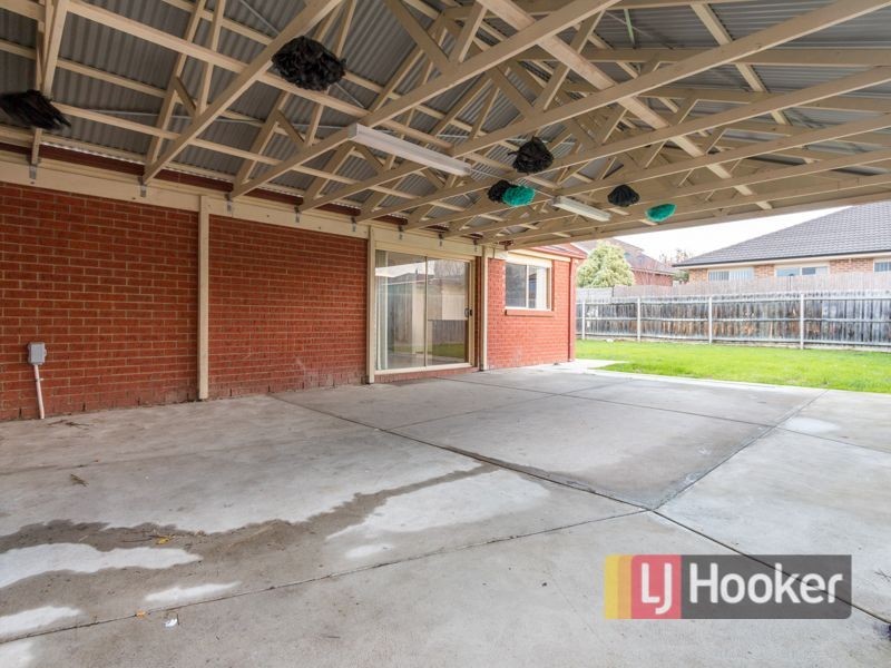 77 Laura Drive, Hampton Park VIC 3976