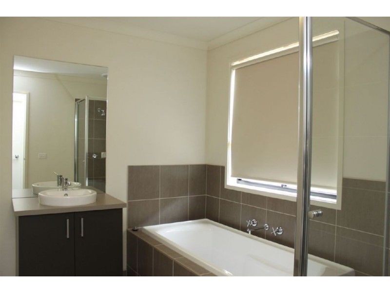 35 Rankin Close, Lynbrook VIC 3975