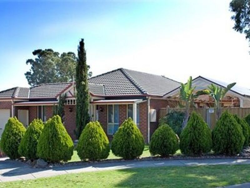 18 Henry Lawson Drive, Lynbrook VIC 3975