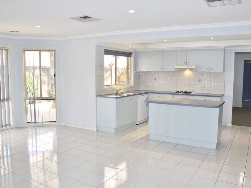 18 Henry Lawson Drive, Lynbrook VIC 3975