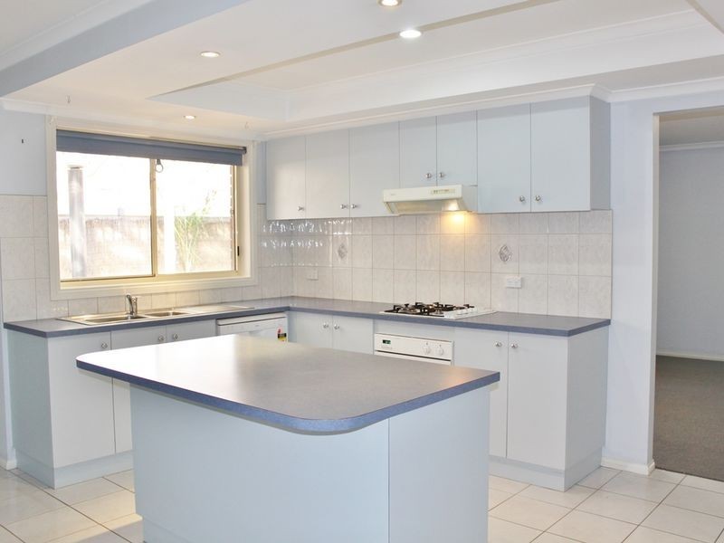 18 Henry Lawson Drive, Lynbrook VIC 3975