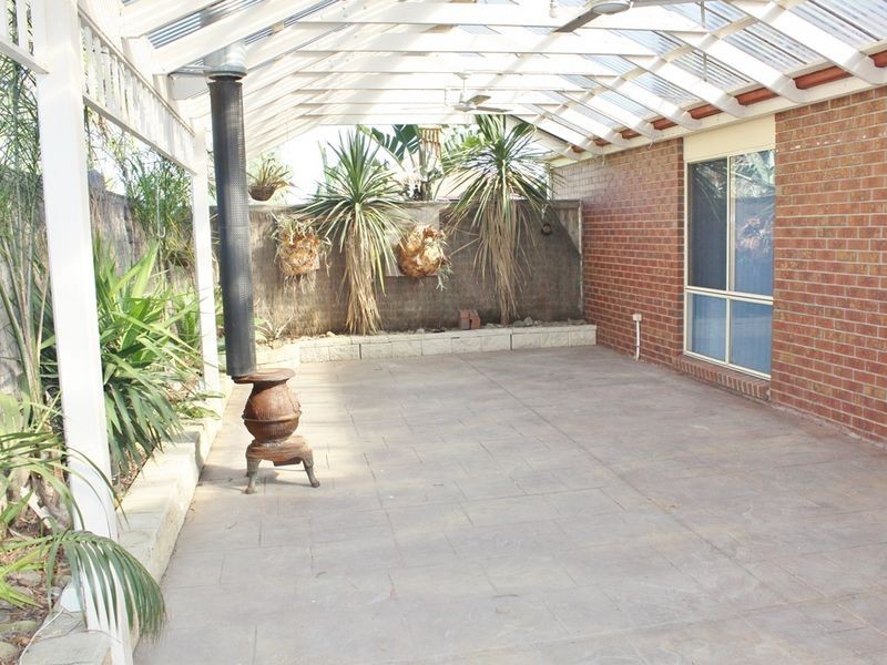 18 Henry Lawson Drive, Lynbrook VIC 3975