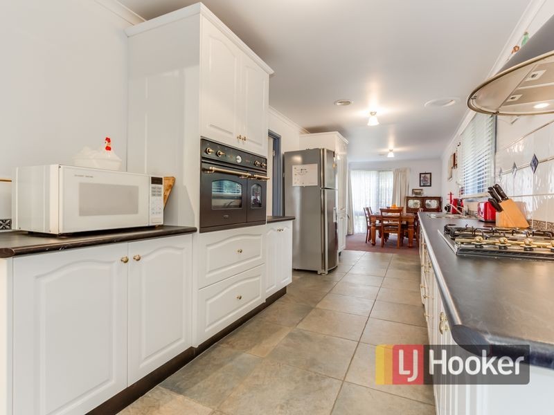 10 St Boswells Avenue, Berwick VIC 3806