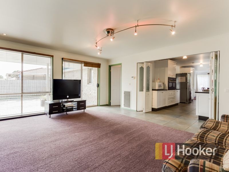 10 St Boswells Avenue, Berwick VIC 3806
