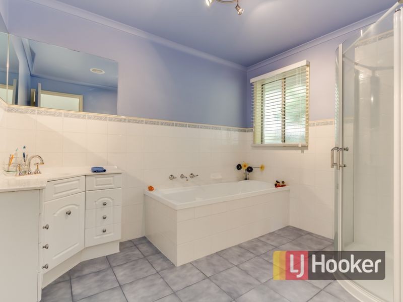 10 St Boswells Avenue, Berwick VIC 3806
