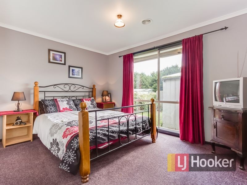 10 St Boswells Avenue, Berwick VIC 3806