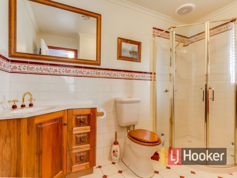 10 St Boswells Avenue, Berwick VIC 3806