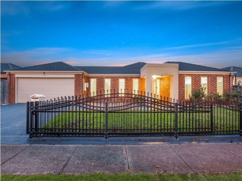 160 Rosebank Drive, Cranbourne North VIC 3977