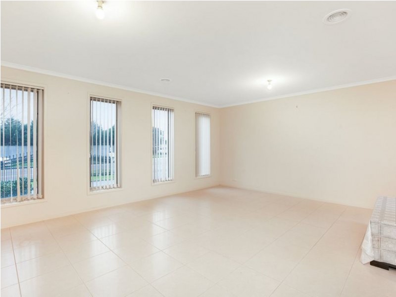 160 Rosebank Drive, Cranbourne North VIC 3977