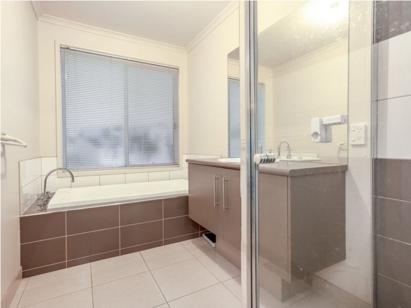 160 Rosebank Drive, Cranbourne North VIC 3977