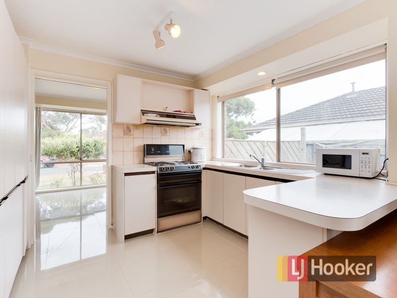 10 Chester Drive, Hampton Park VIC 3976