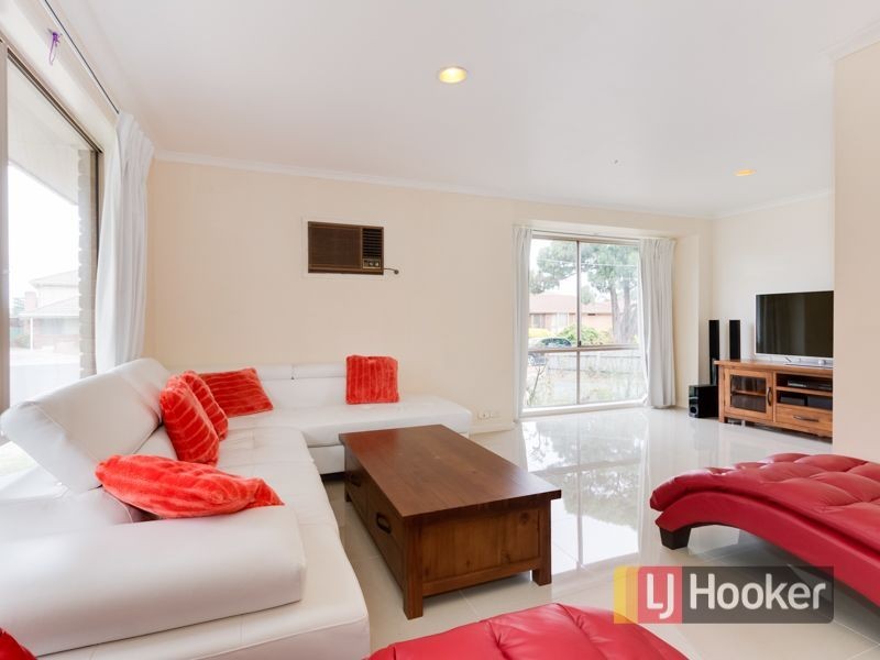 10 Chester Drive, Hampton Park VIC 3976