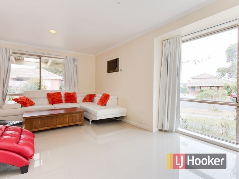 10 Chester Drive, Hampton Park VIC 3976