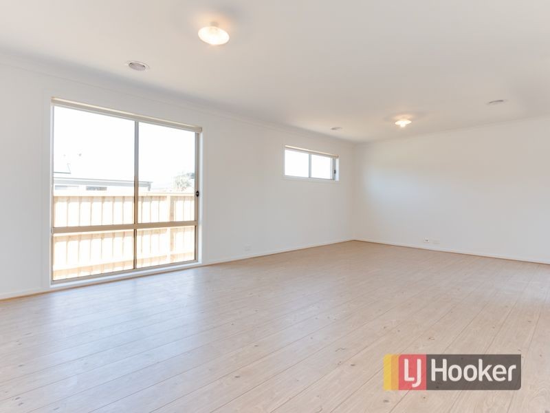 12 Loddon Place, Clyde North VIC 3978