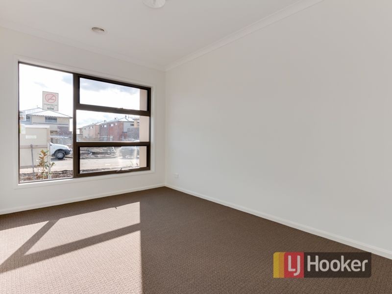 16 Kosciuszko Circuit, Clyde North VIC 3978