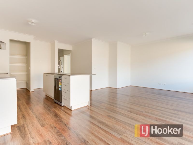 16 Kosciuszko Circuit, Clyde North VIC 3978