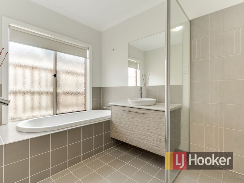 4 Lancashire Drive, Cranbourne North VIC 3977