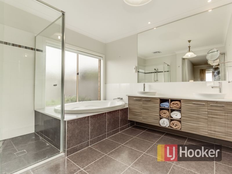 4 Lancashire Drive, Cranbourne North VIC 3977