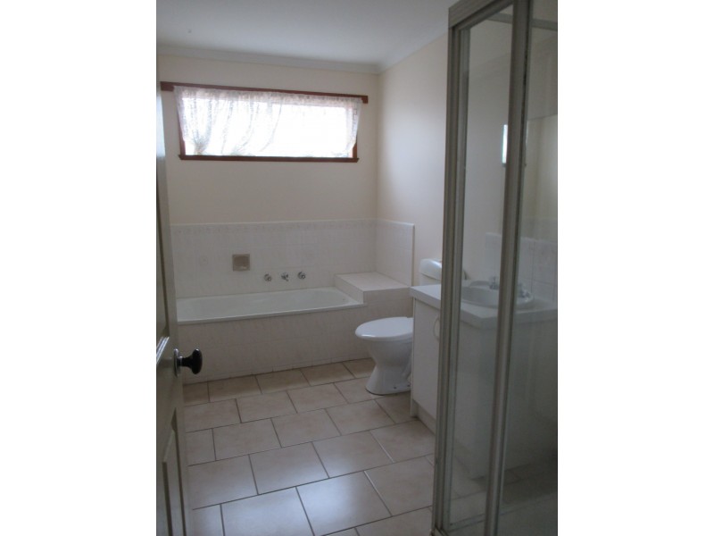1B Rachel Drive, Cranbourne North VIC 3977