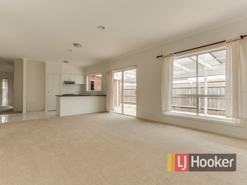 32 Henry Lawson Drive, Lynbrook VIC 3975