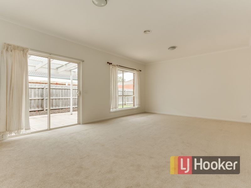 32 Henry Lawson Drive, Lynbrook VIC 3975