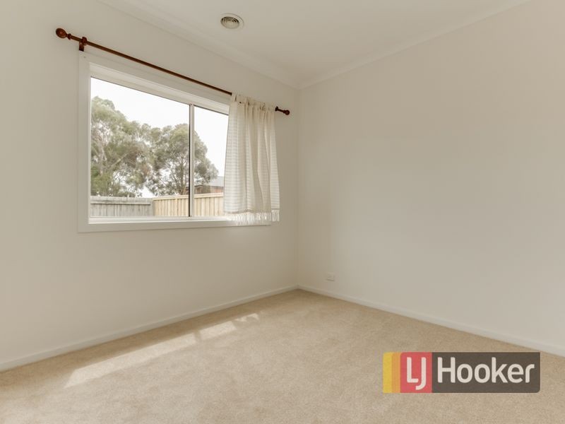 32 Henry Lawson Drive, Lynbrook VIC 3975