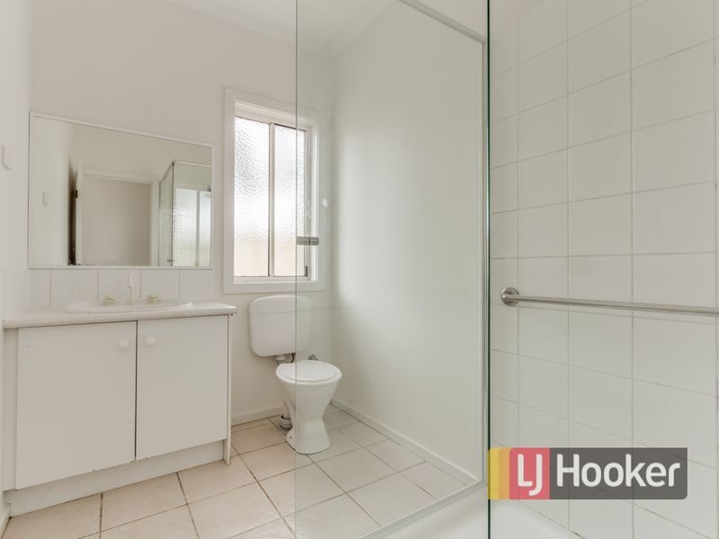 32 Henry Lawson Drive, Lynbrook VIC 3975