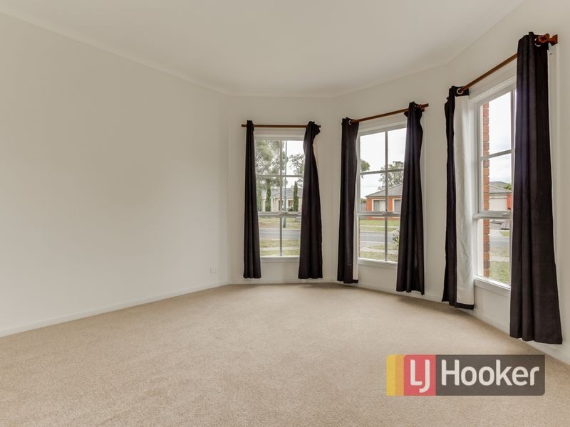 32 Henry Lawson Drive, Lynbrook VIC 3975