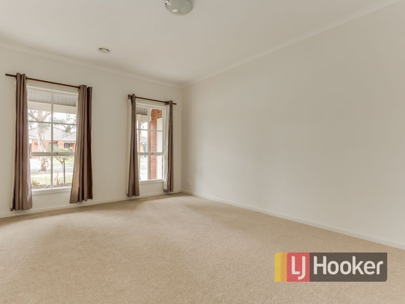 32 Henry Lawson Drive, Lynbrook VIC 3975