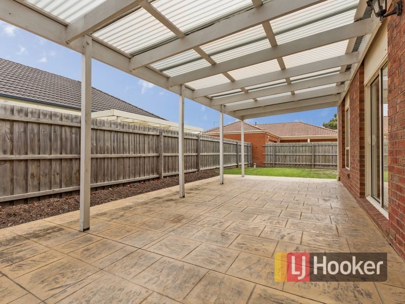 32 Henry Lawson Drive, Lynbrook VIC 3975
