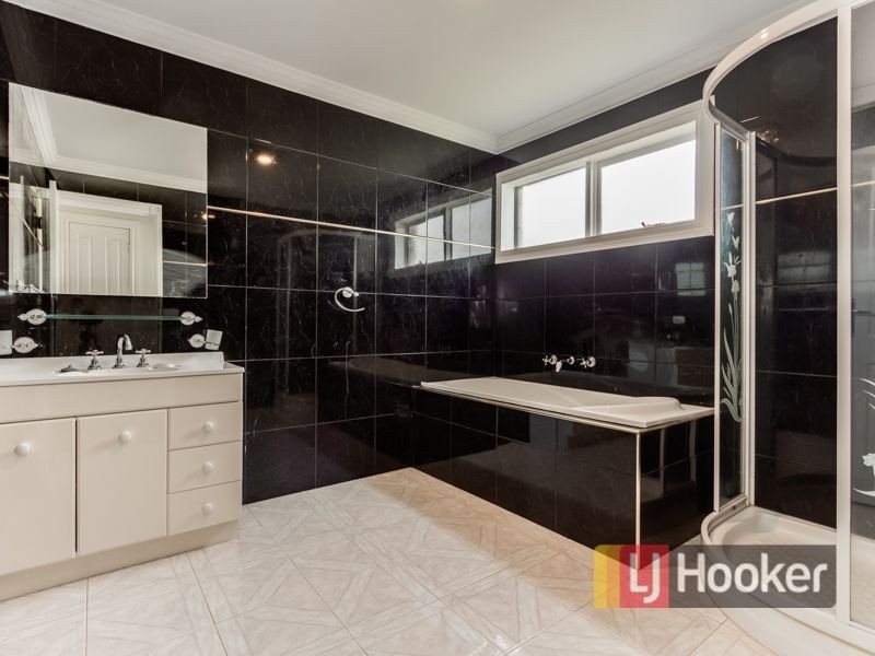 22 Montbrae Circuit, Narre Warren North VIC 3804