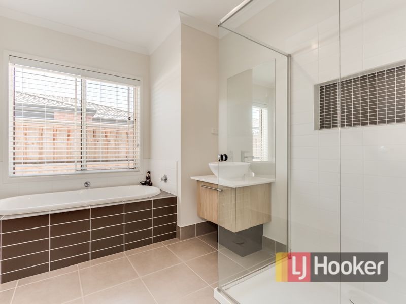 24 Locky Grove, Lyndhurst VIC 3975