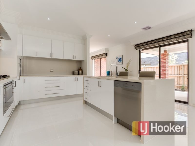 16 Pasadena Boulevard, Clyde North VIC 3978