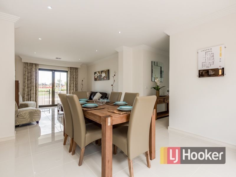 16 Pasadena Boulevard, Clyde North VIC 3978