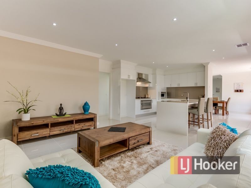 16 Pasadena Boulevard, Clyde North VIC 3978