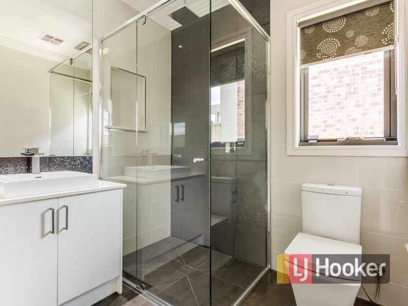 16 Pasadena Boulevard, Clyde North VIC 3978