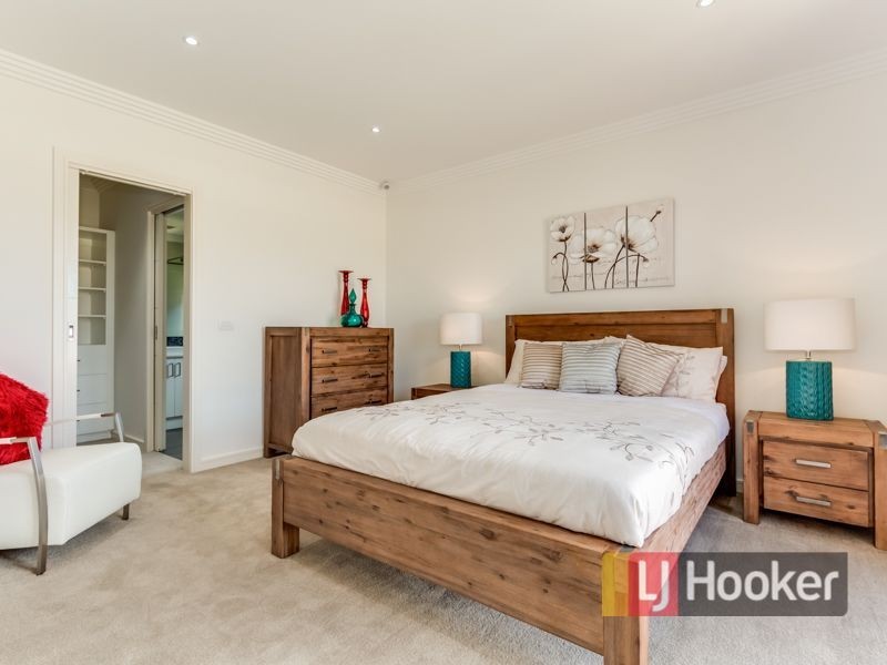 16 Pasadena Boulevard, Clyde North VIC 3978
