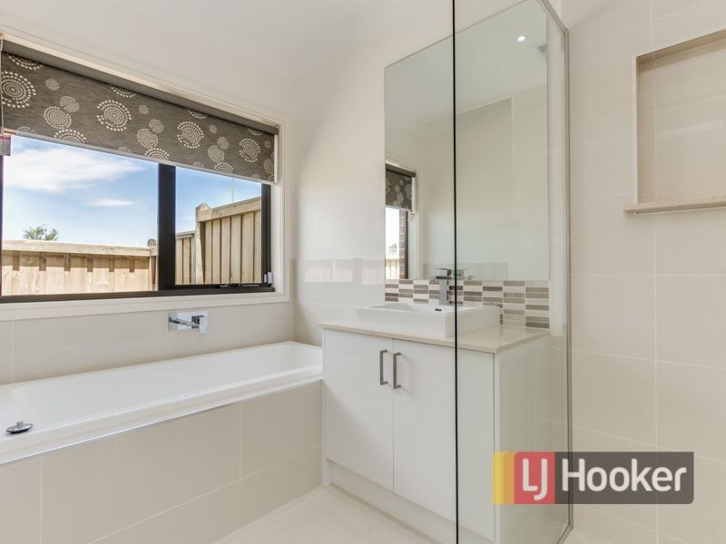 16 Pasadena Boulevard, Clyde North VIC 3978