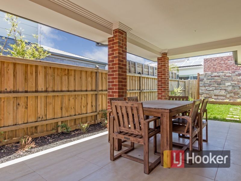 16 Pasadena Boulevard, Clyde North VIC 3978