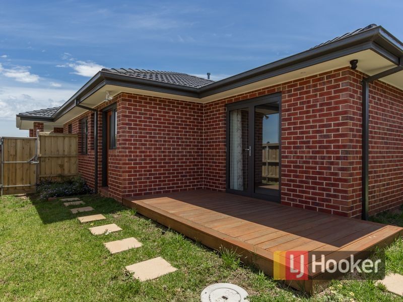 16 Pasadena Boulevard, Clyde North VIC 3978