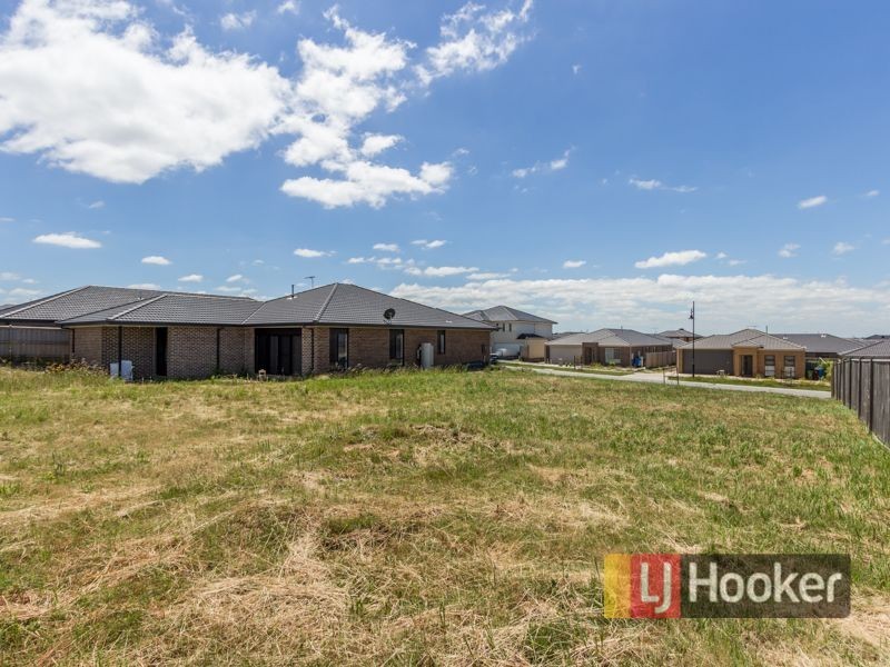 32 Olivebank Crescent, Cranbourne North VIC 3977