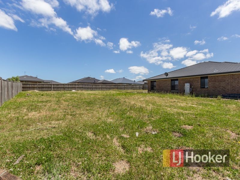 32 Olivebank Crescent, Cranbourne North VIC 3977