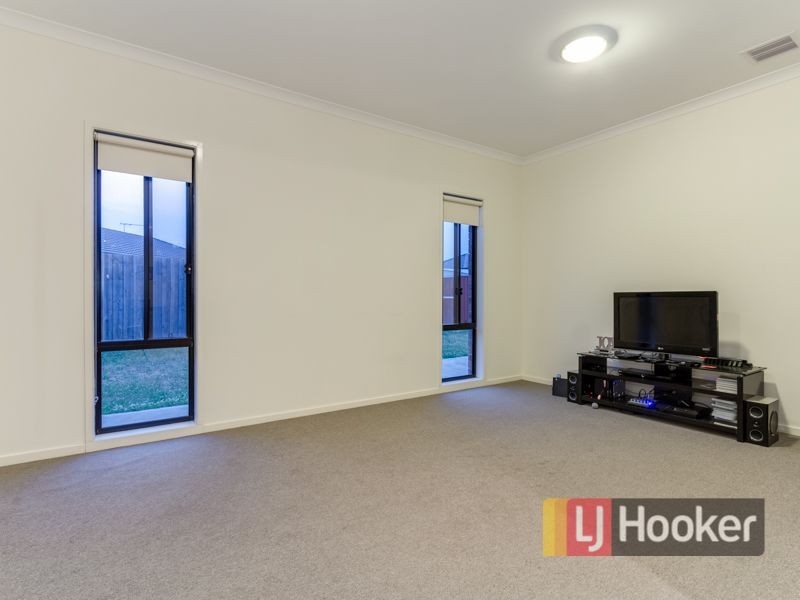 30 Aisbett Close, Lynbrook VIC 3975