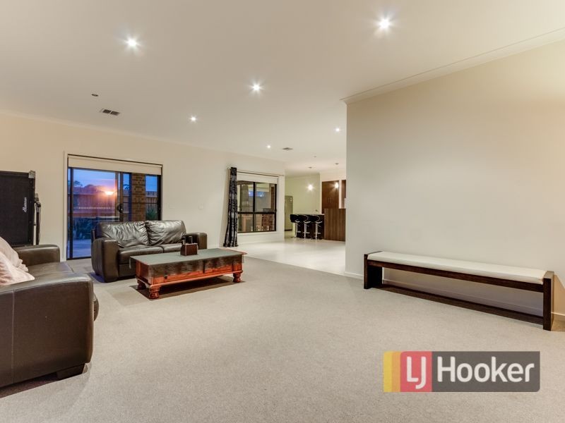 30 Aisbett Close, Lynbrook VIC 3975