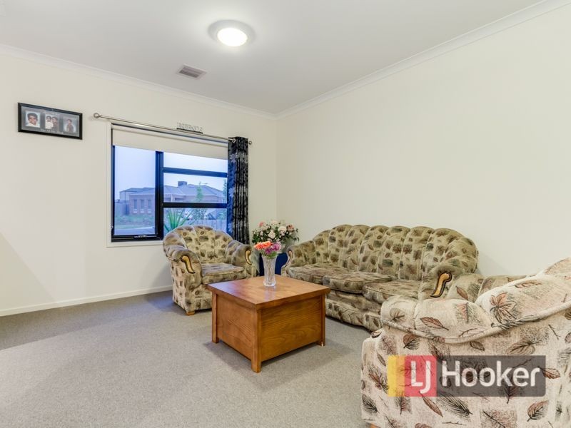 30 Aisbett Close, Lynbrook VIC 3975